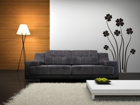 Naklejki kwiaty w salonie przy kanapie