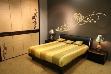 Kwiat samoprzylepny na ścianę w sypialni