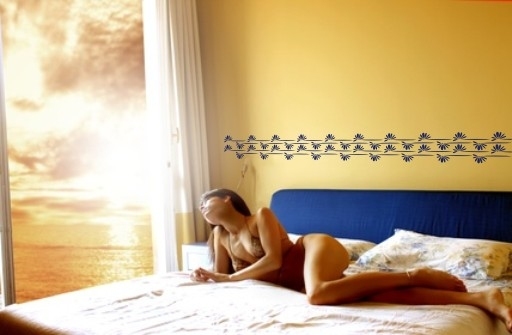 Samoprzylepny pasek dekoracyjny nad łóżko 