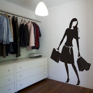 Naklejki na ścianę do sklepu odzieżowego dziewczyna na zakupach z torebką