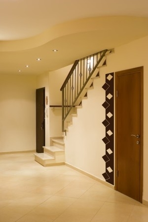 Welurowa naklejka na ścianę lateksową pasek dekoracyjny i brązowy border na drzwi