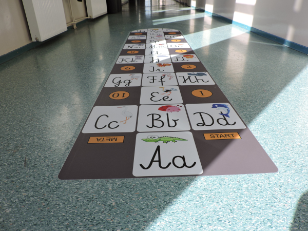 Naklejka podłogowa do szkoły podstawowej z literkami