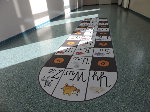 Naklejka na podłogę dla dzieci z abecadłem i cyferkami