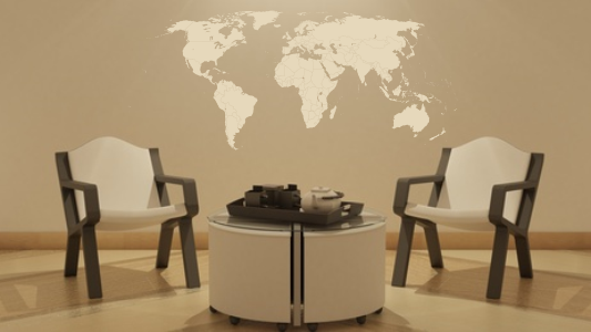 Szablony ścienne z mapami świata do salonu