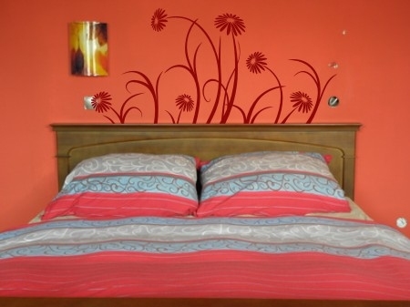 Naklejka kwiat na ścianę w sypialni