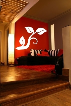 Biała naklejka ścienna w pokoju na ścianie