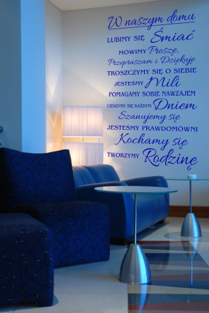 Szablony malarskie z tekstem na ścianę do salonu w naszym domu lubimy się śmiać i kochamy się