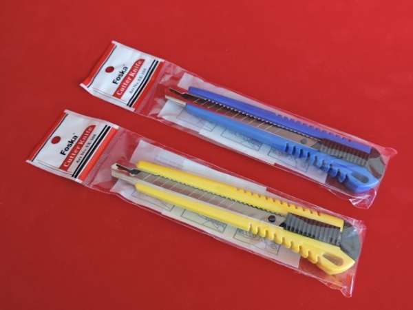 nożyki do przycinania naklejek i szablonów w kolorze żółtym i niebieskim