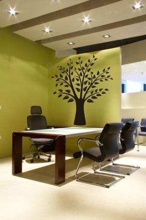 Nalepka drzewo na ścianie w salonie