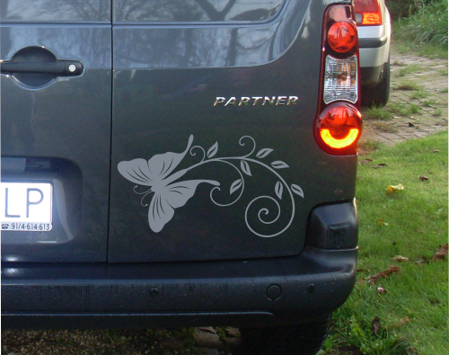 Naklejka dekoracyjna na samochód z motylkiem