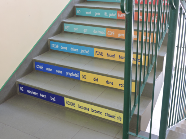 Naklejki na schody w szkole podstawowej, czasy angielski
