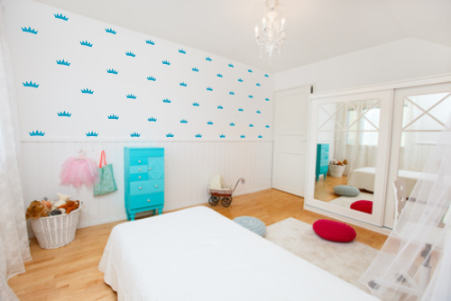 Naklejki na ścianę do pokoju dziewczynki z koronami i korony