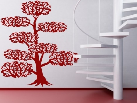 Drzewo bonsai na ścianie przy schodach
