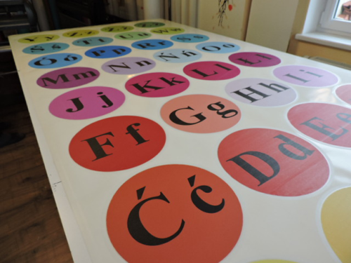 Naklejki podłogowe laminowane do szkoły