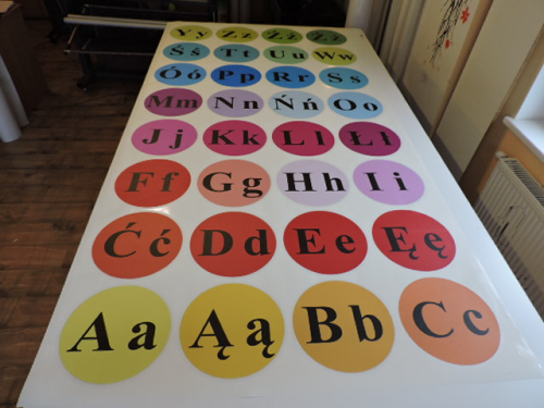 Naklejki literki na podłogę zalaminowane koła