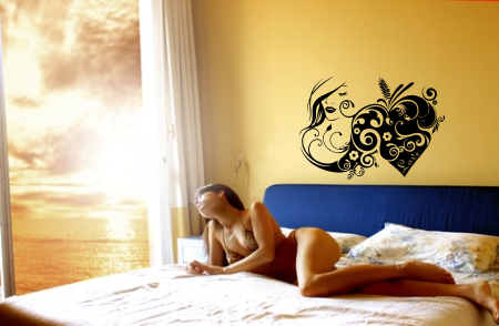 Naklejki na ścianę do sypialni kobieta z sercem 