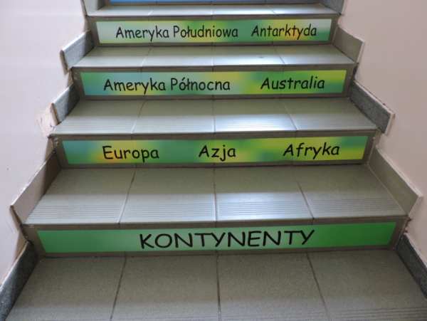 Naklejki na schody do szkoły kontynenty
