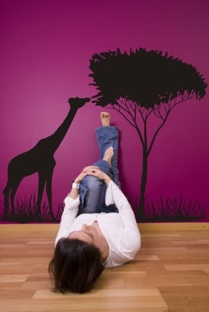 Welurowa naklejka na ścianę do salonu czarne drzewo i żyrafa