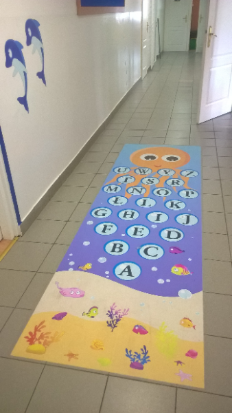 Naklejka na podłogę, gra korytarzowa ośmiornica z literkami
