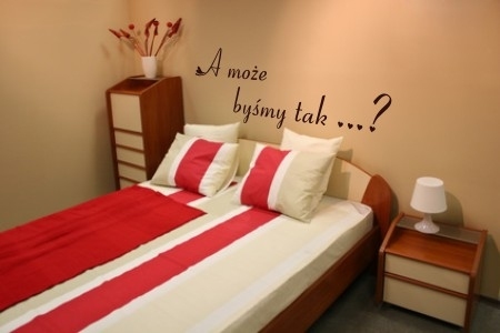 naklejka na ścianę do sypialni z napisem a może byśmy tak ...