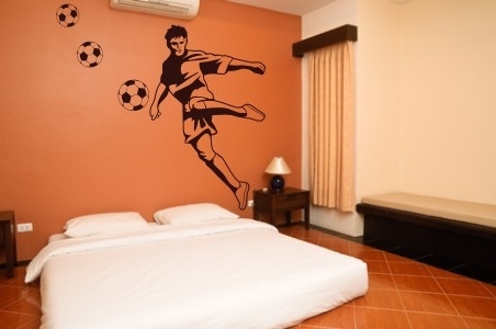 Szablon malarski z motywami sportowymi na ścianę do pokoju chłopięcego i piłki 